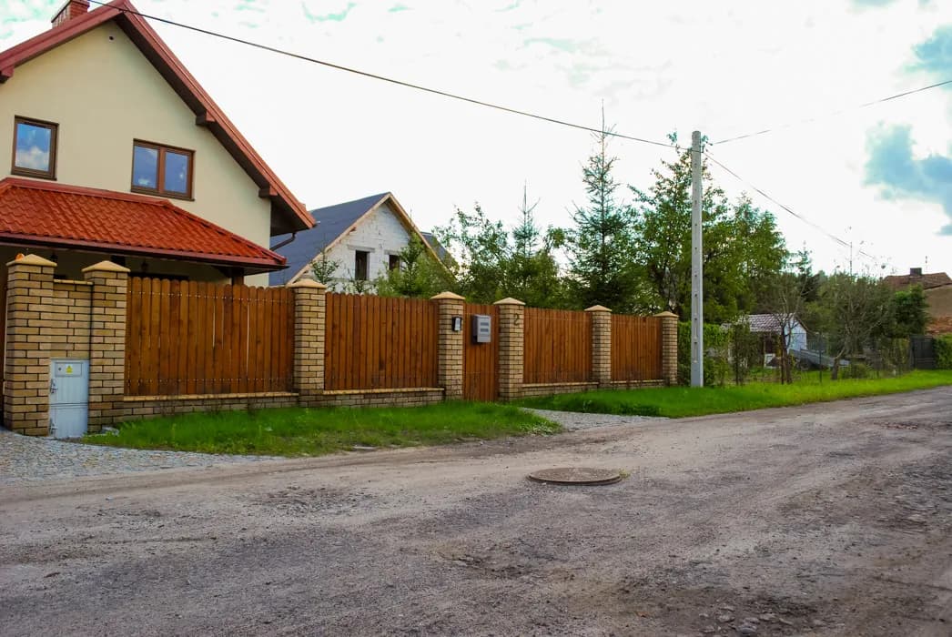 Brama przesuwna, furtka i ogrodzenie ze sztachetami drewnianymi