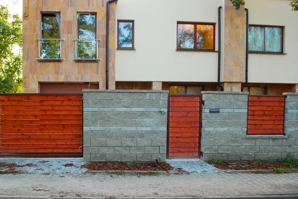 Brama przesuwna, furtka i ogrodzenie ze sztachetami drewnianymi w poziomie