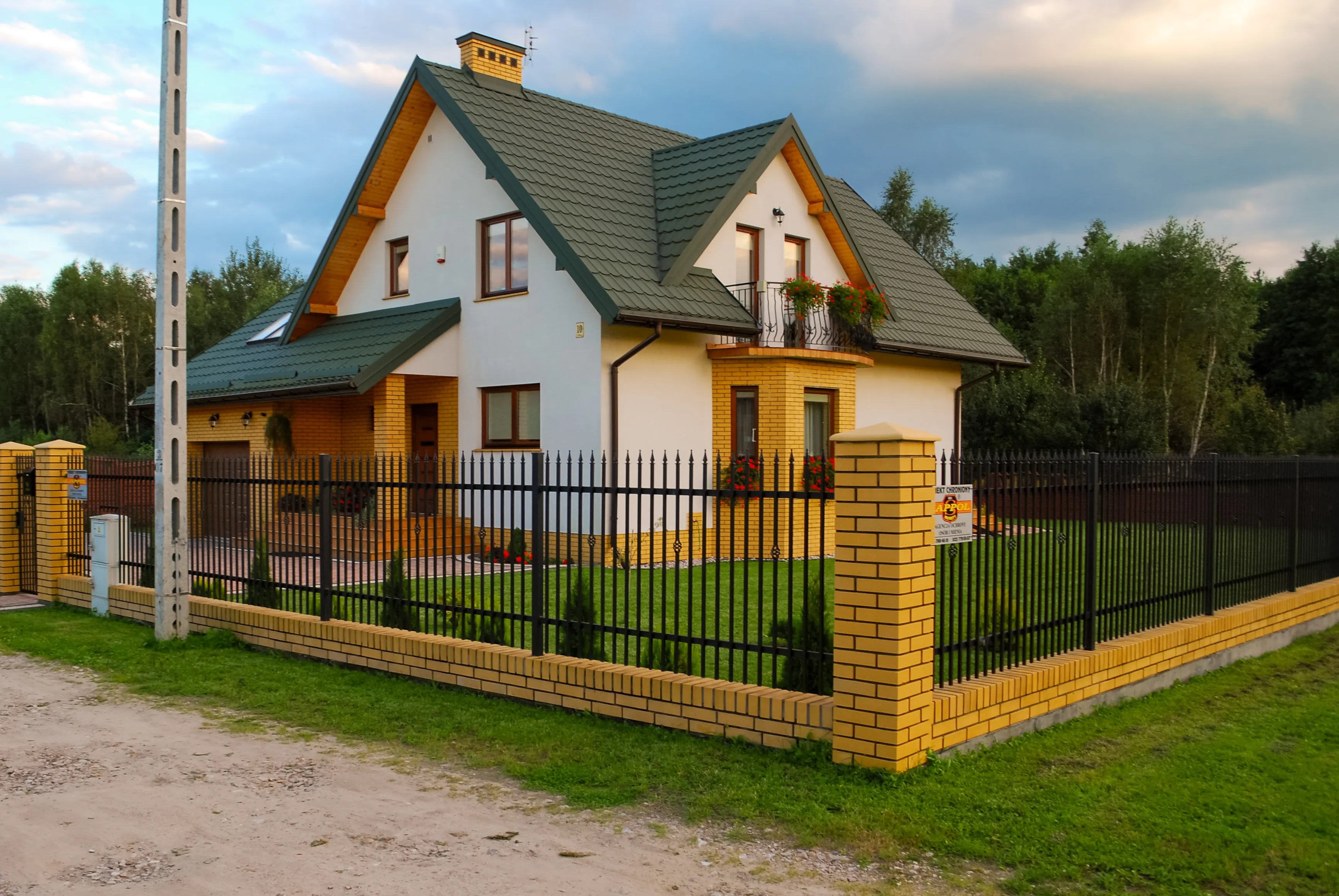 Metalowa brama przesuwna z ozdobnymi elementami kutymi — realizacja Ślusarstwo Floriańczyk